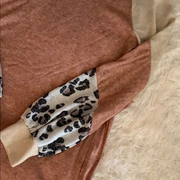 Leopard detail top - Picture 2 of 3